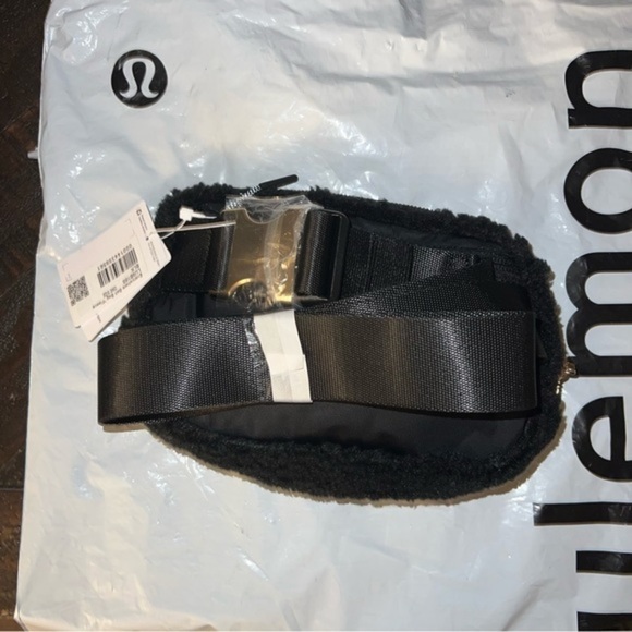 Lululemon Fleece Everywhere Belt Bag Black - Picture 2 of 11